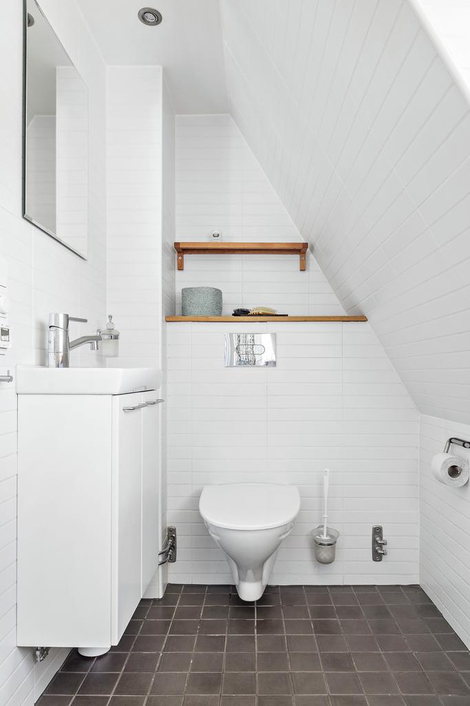 Del av bostadens första badrum på övre plan 