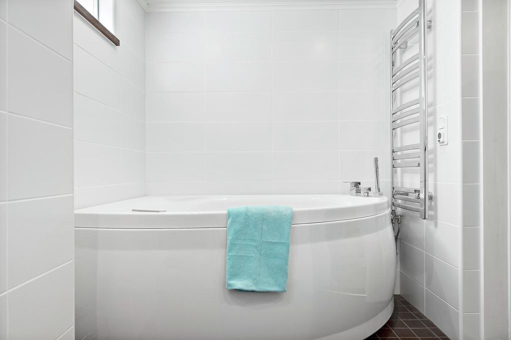 Bostadens andra badrum i källarplan med bubbelbadkar