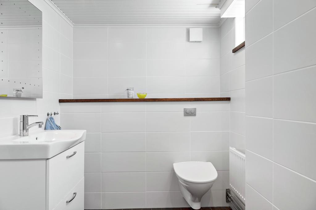 Bostadens andra badrum i källarplan 