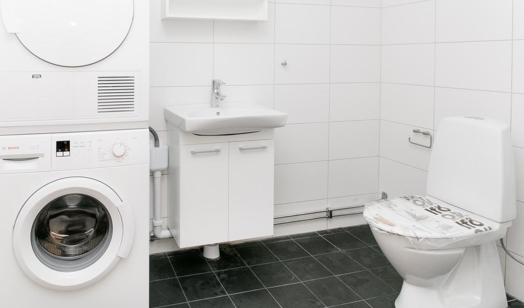 Badrum med tvättmaskin och torktumlare
