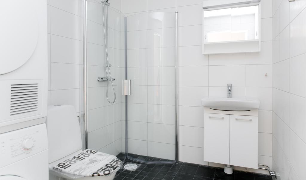 Badrum med tvättmaskin och torktumlare