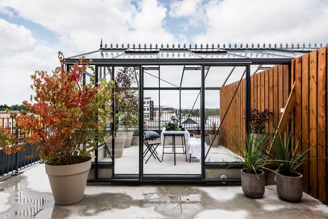 Inglasad vinterträdgård med terrass