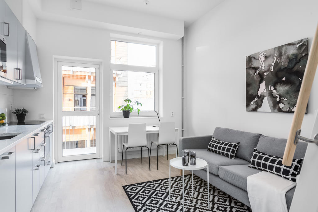 Allrum med utgång till balkong