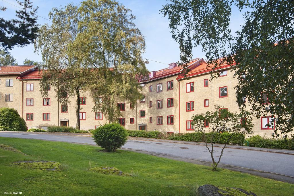 Fasad. OBS: vänligen notera att björkarna utanför entrén är borttagna.