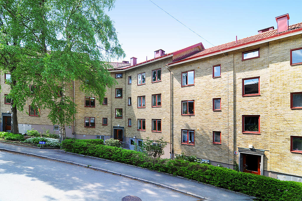 Fasad. Obs: Vänligen notera att björkarna utanför entrén är borttagen.