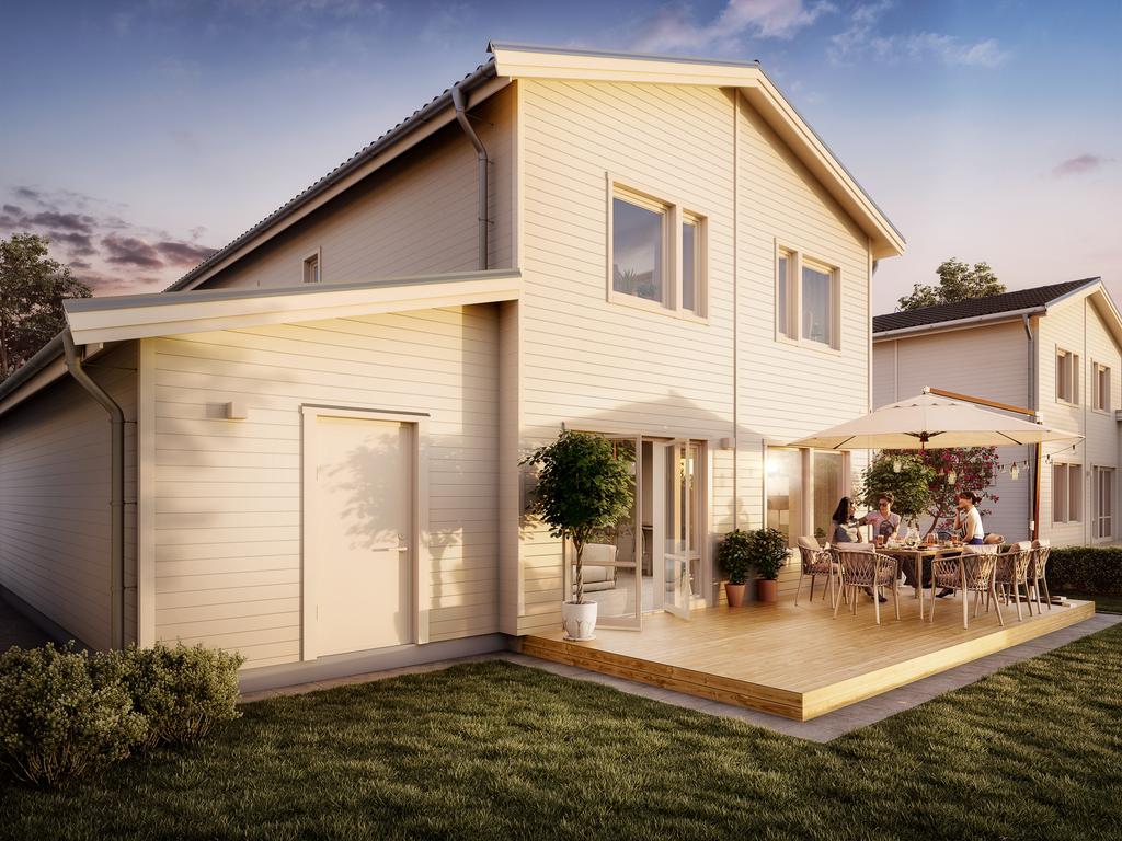 Inspirationsbild: Huset har trädäck på både fram- och baksida. Perfekt för härliga middagar med släkt och vänner. Avvikelser kan förekomma.