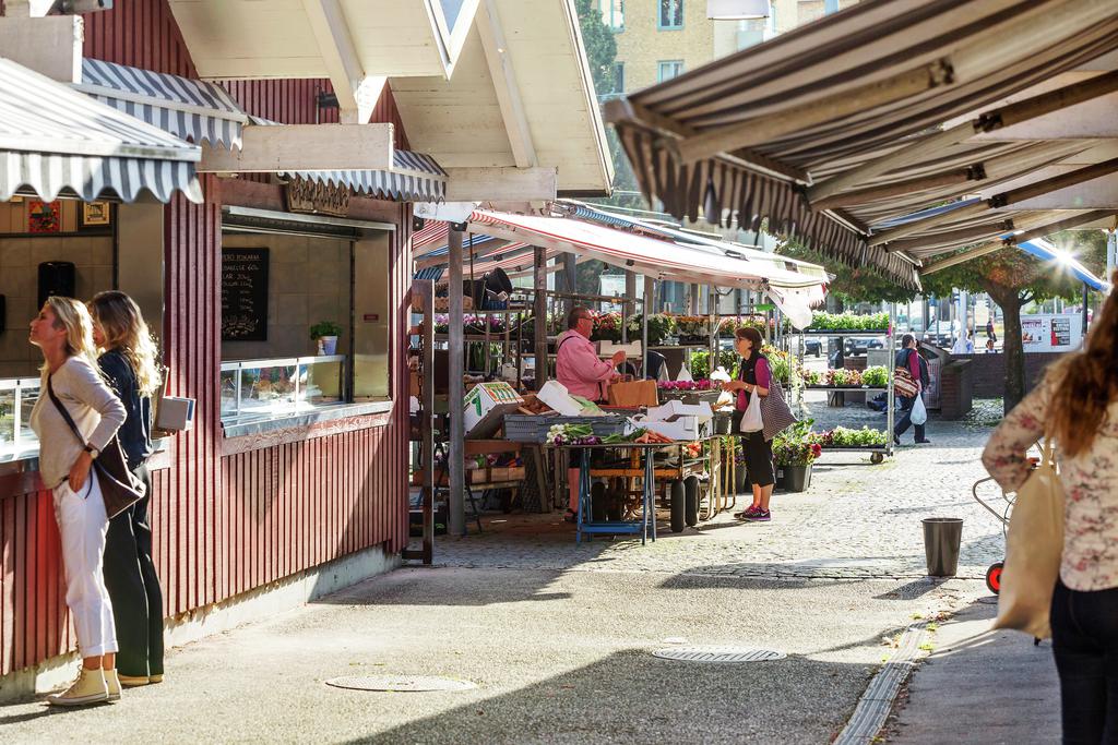 Olskrokstorget några minuter från bostaden.