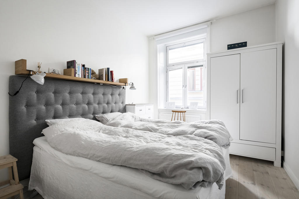 Rymlig sovrum med plats för dubbelsäng
