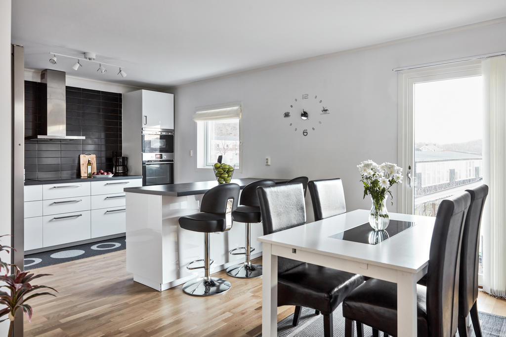 Ett smakfullt renoverat kök i husets tillbyggda del