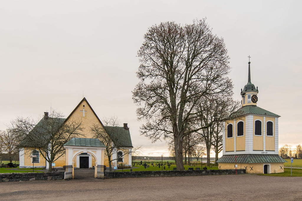 Vackra Stora Malms kyrka som närmsta granne