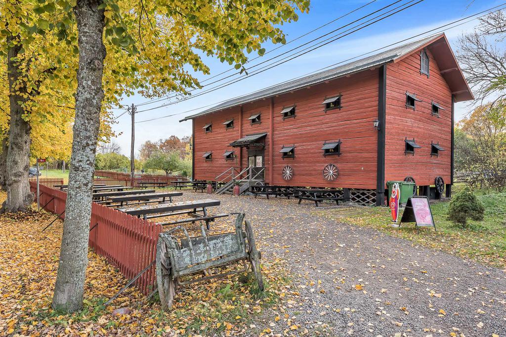 Trevliga Säby Gård med mysig cafédel