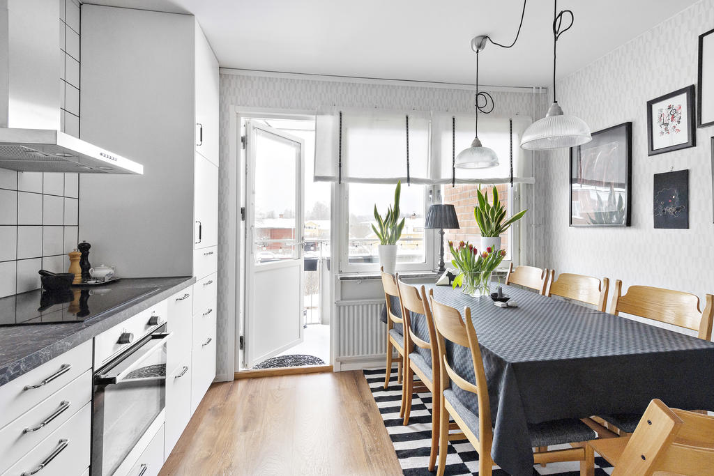 Stort kök med plats för större matbord. 