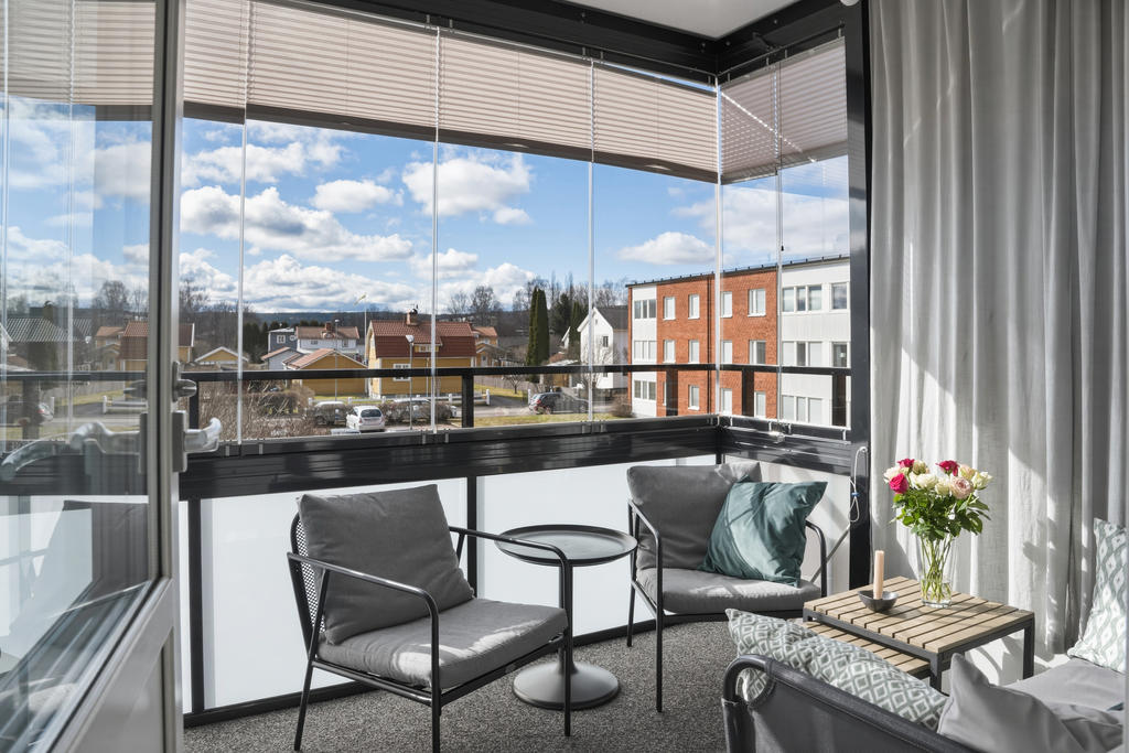 Riktigt stor inglasad balkong med gott om plats för vänner och familj. 