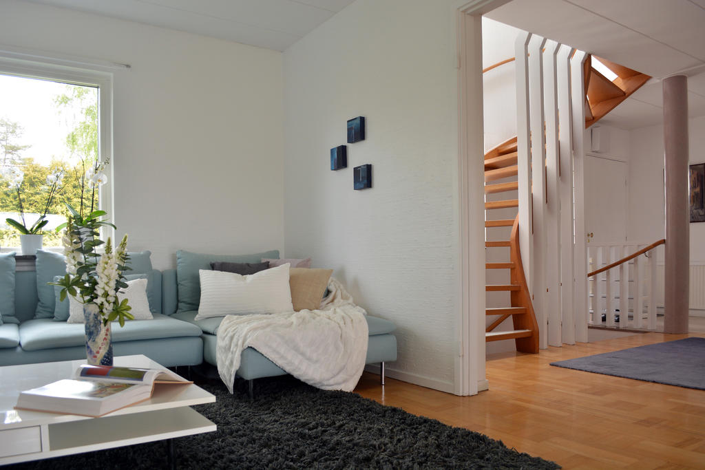Vardagsrummet, hallen och trapphuset