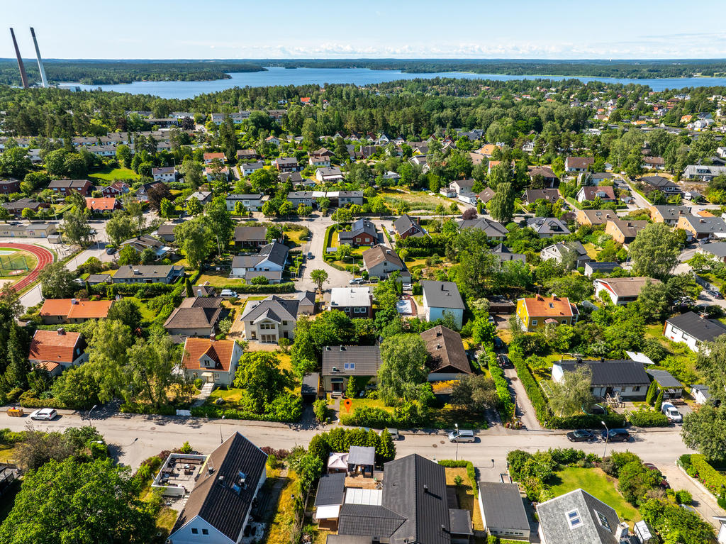 Drönarbild från NO, med Mälaren i bakgrunden