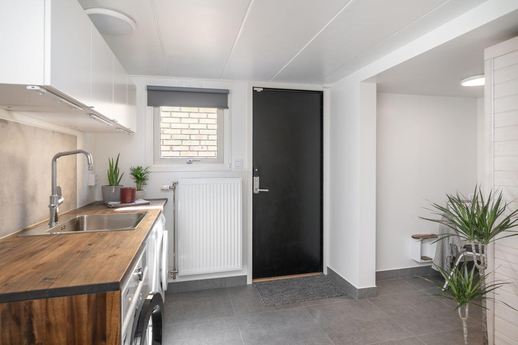 Nyrenoverad tvättstuga med groventré