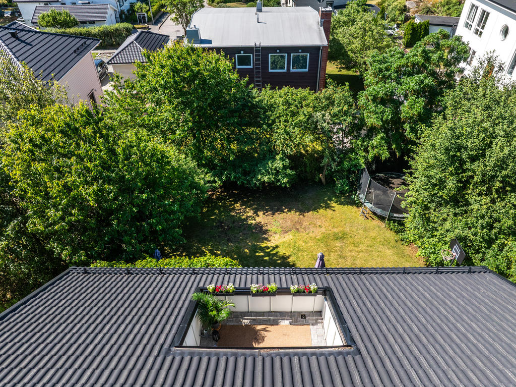 Takterrassen, mot trädgården i SV