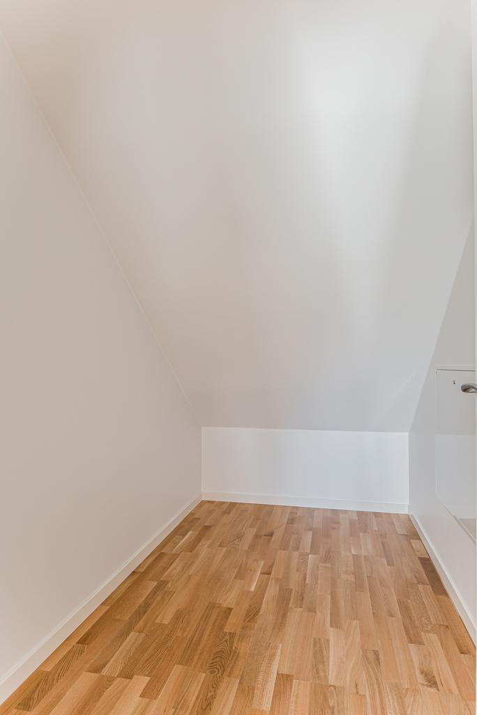 Klädkammare ovanvåning. Observera att bilderna är fotade i ett annat hus som uppförts. Planlösning avviker mot exempelhuset.