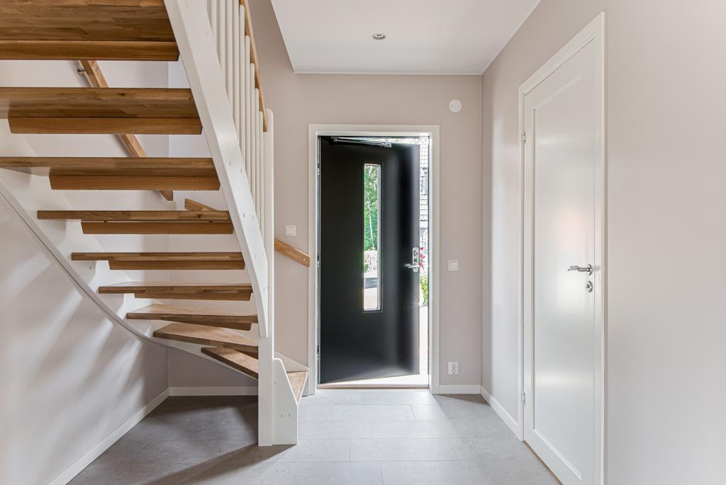 Husen kommer vara ljusa och luftiga invändigt. Observera att bilderna är fotade i ett annat hus som uppförts. Planlösning avviker mot exempelhuset.