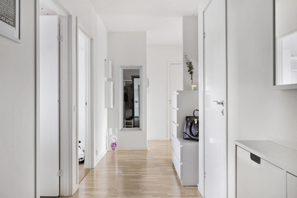 Inre hall med god plats till garderobs- eller byråförvaring