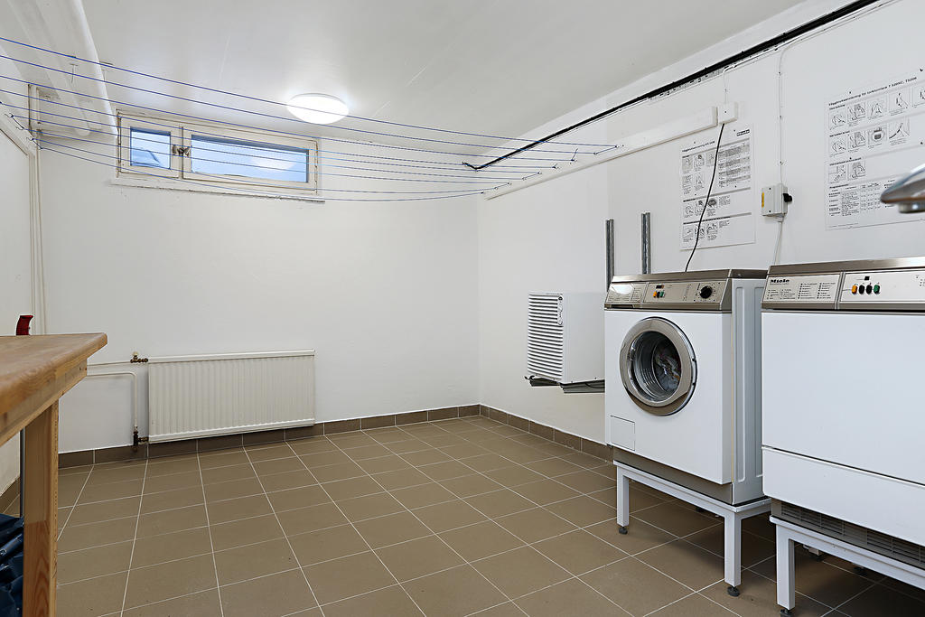 Modern tvättstuga i källaren