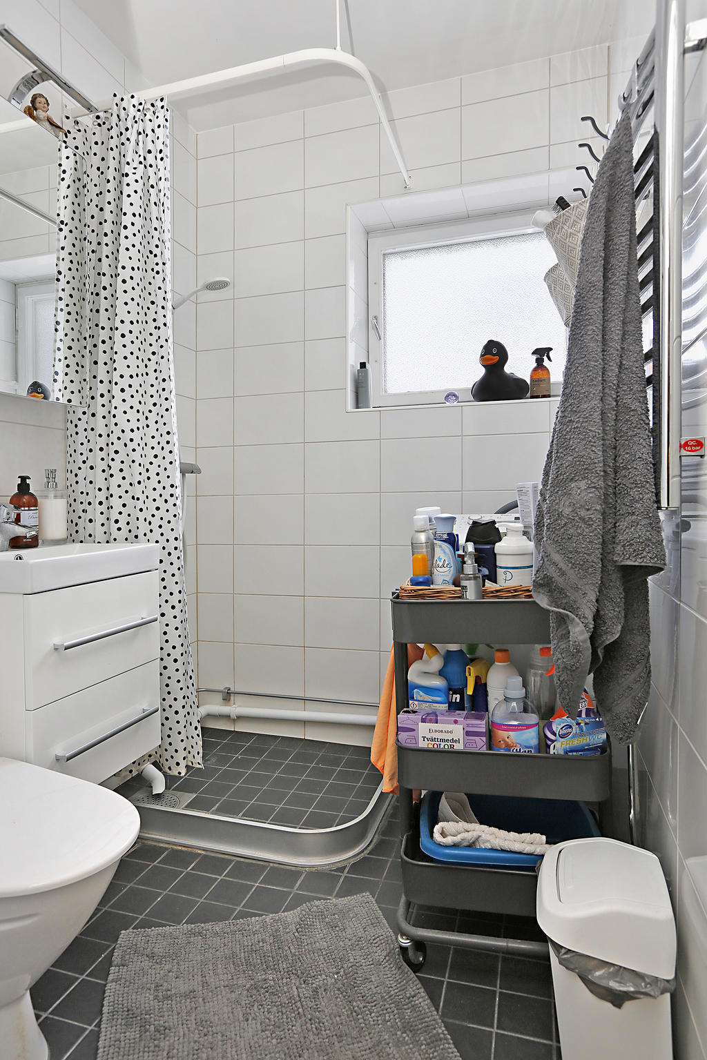 Lägenhet 1103, övre plan, badrum med tvättmaskin