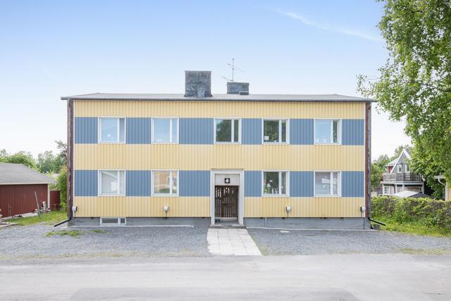Kaptensvägen 4, Kyrkbyn.
Mycket välskött hyreshus med 8 lägenheter