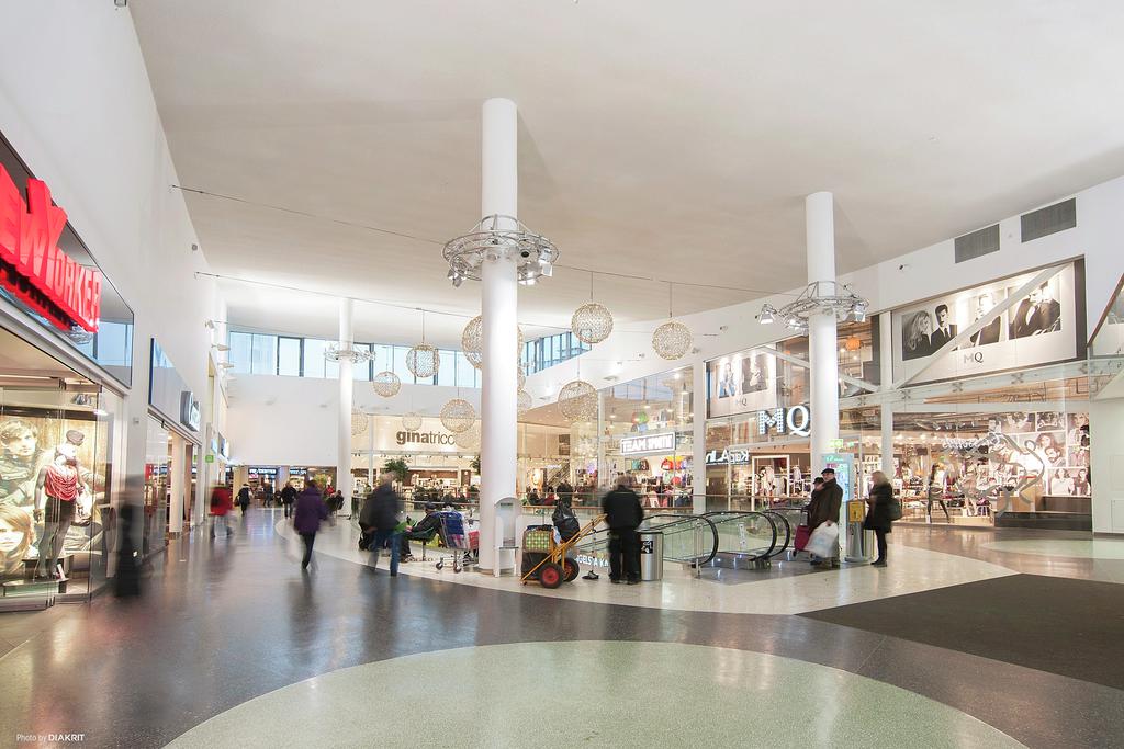 Ett stenkast bort ligger shoppingcentret Frölunda Torg