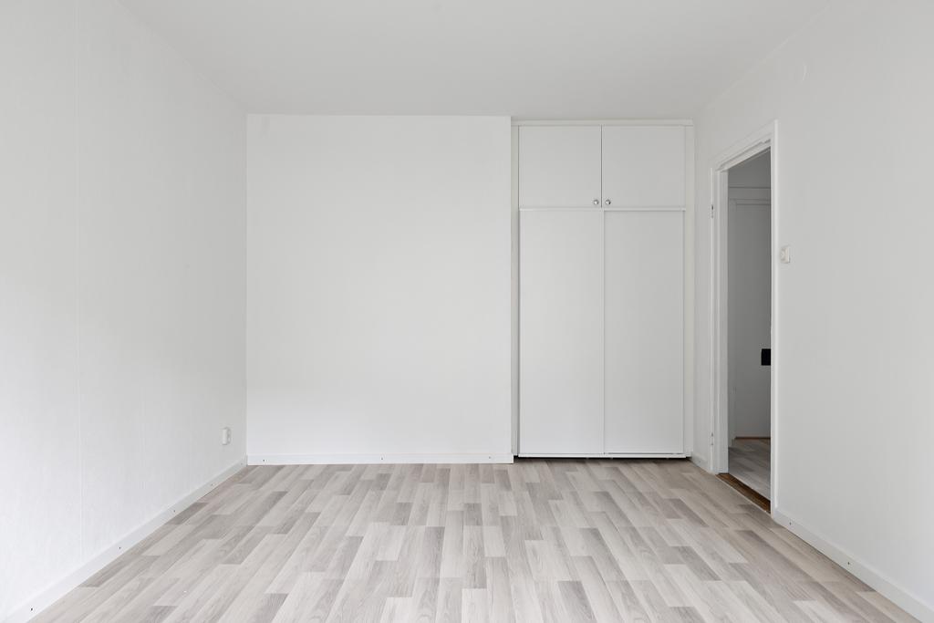 Nymålat vardagsrum med fint laminatgolv  från 2021