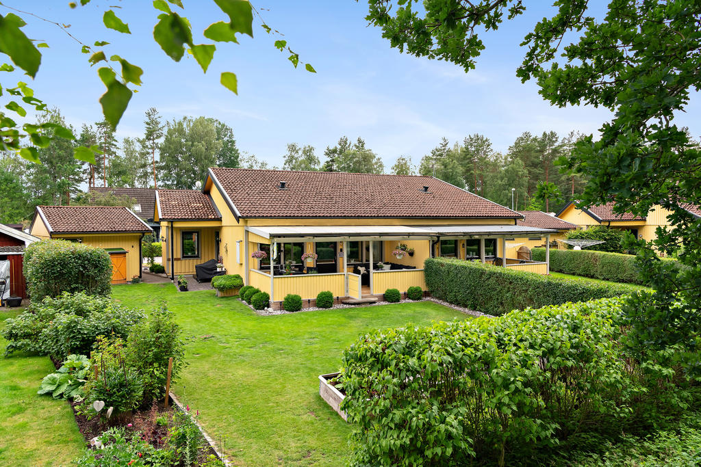 Grönskande trädgård med möjlighet till odling