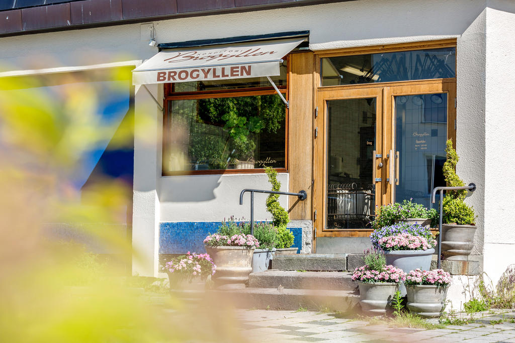 Ett stenkast bort ligger brogyllens omtyckta bageri