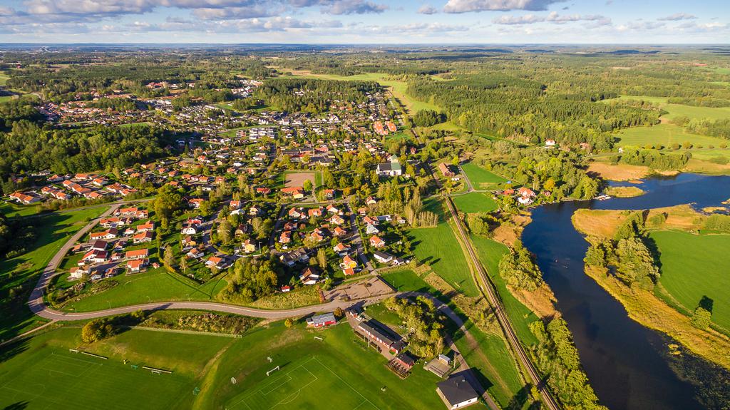 Vackra Sturefors omgivet av skog och vatten