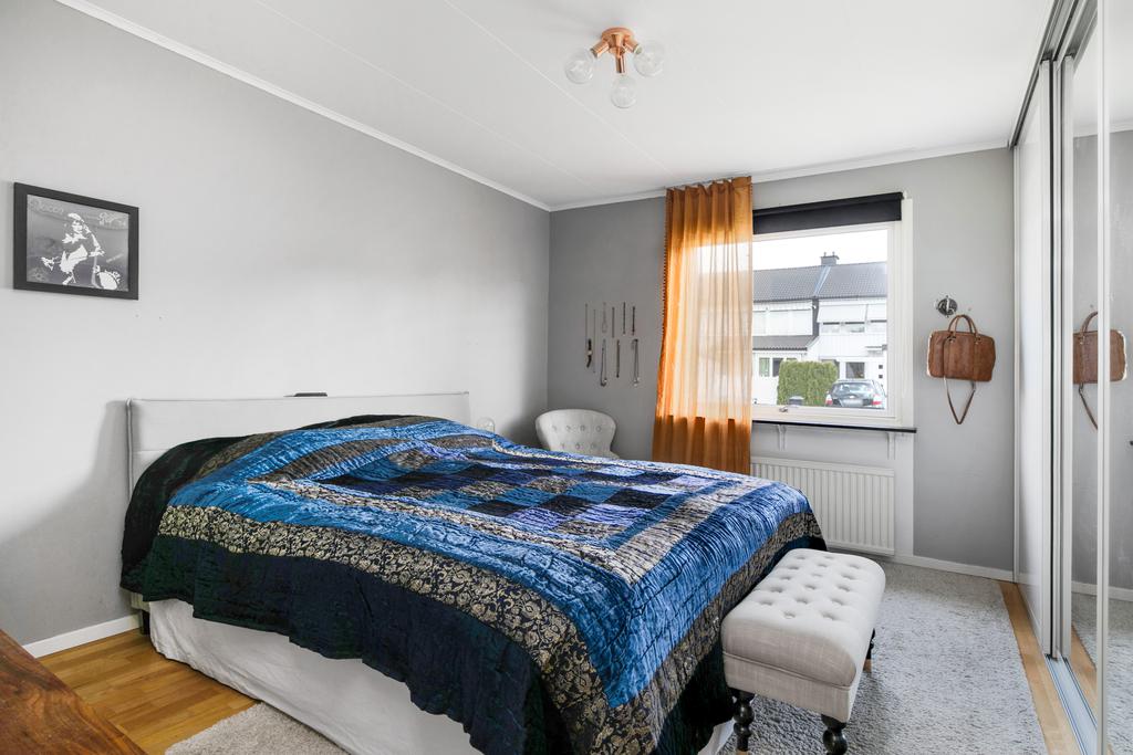 Sovrum med hel garderobsvägg