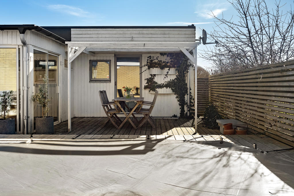 Uteplats med pergola och utgång till grönområde