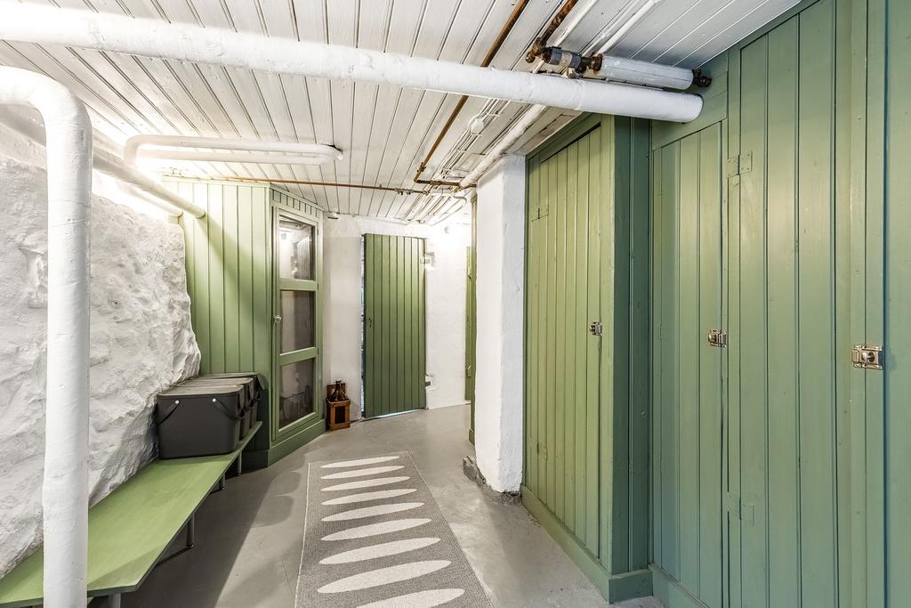 Platsbyggda förråd i källaren
