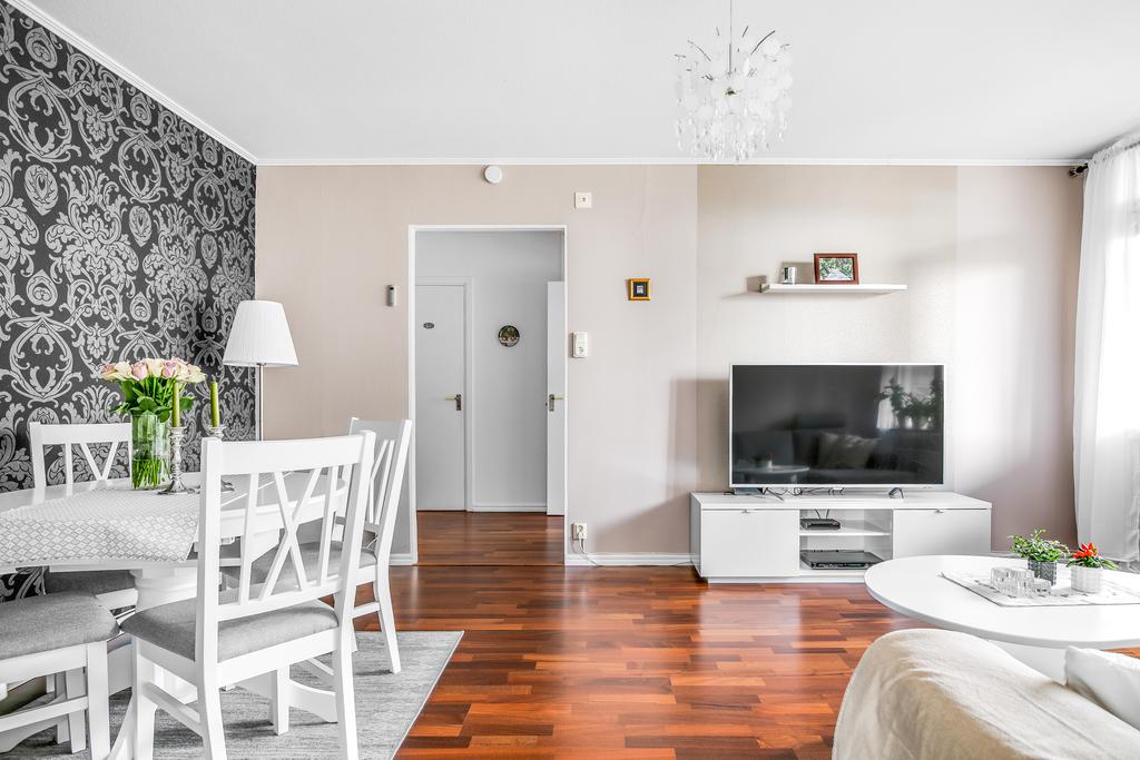 Stort vardagsrum där både matbord och soffgrupp får plats.