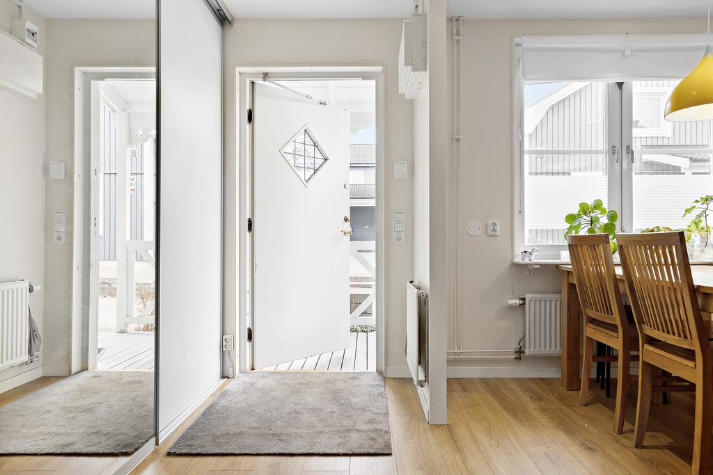 I hallen finns gott om förvaringsutrymme i form av en stor garderob