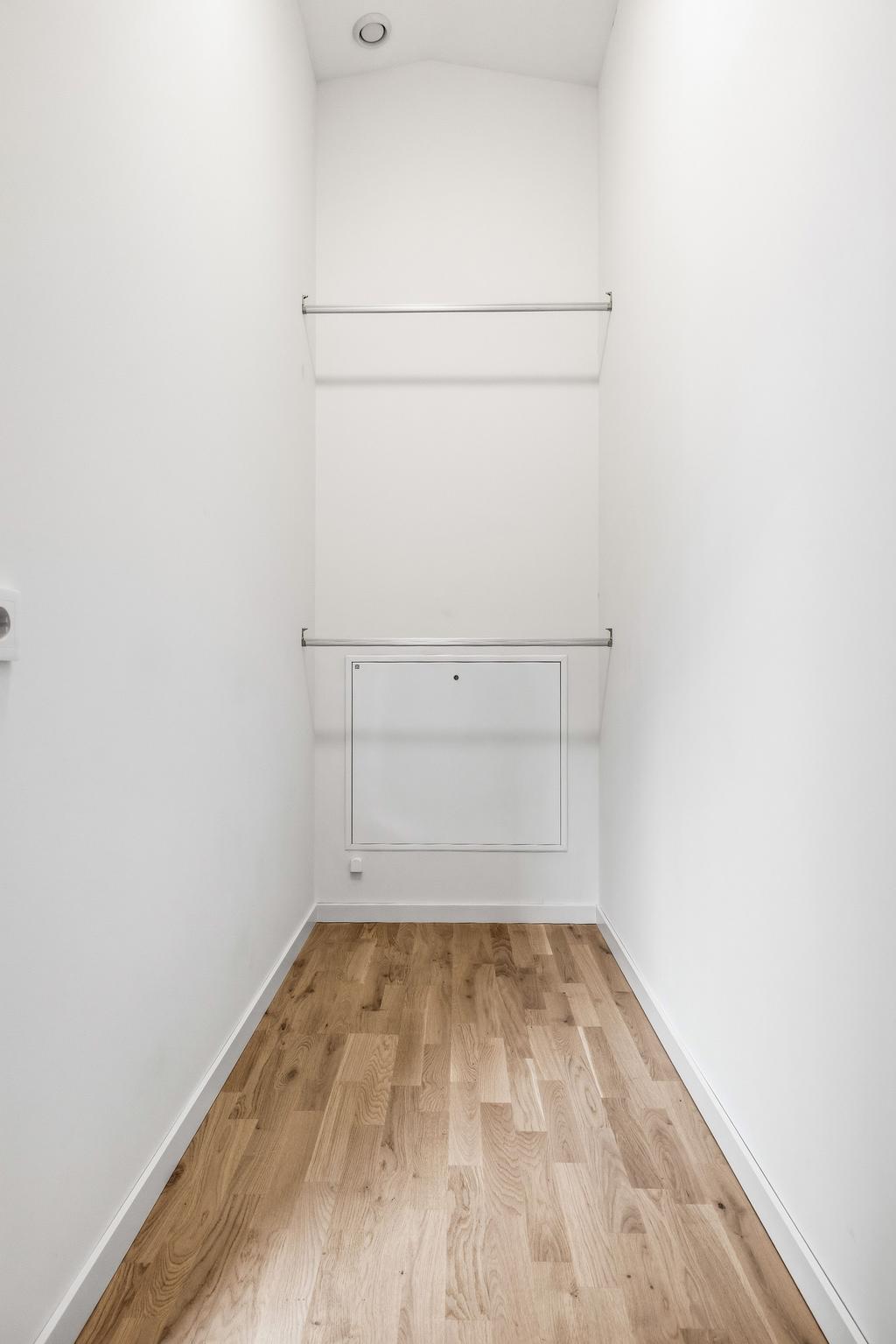 Med angränsande klädkammare