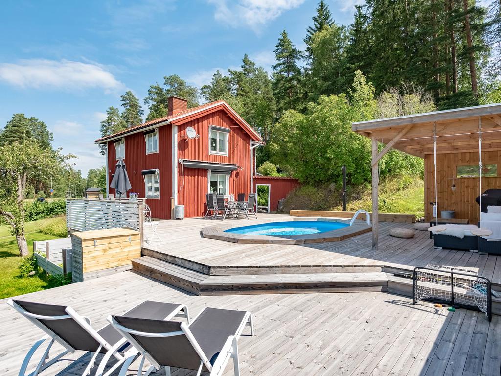 Härlig pool i anslutning till det större huset