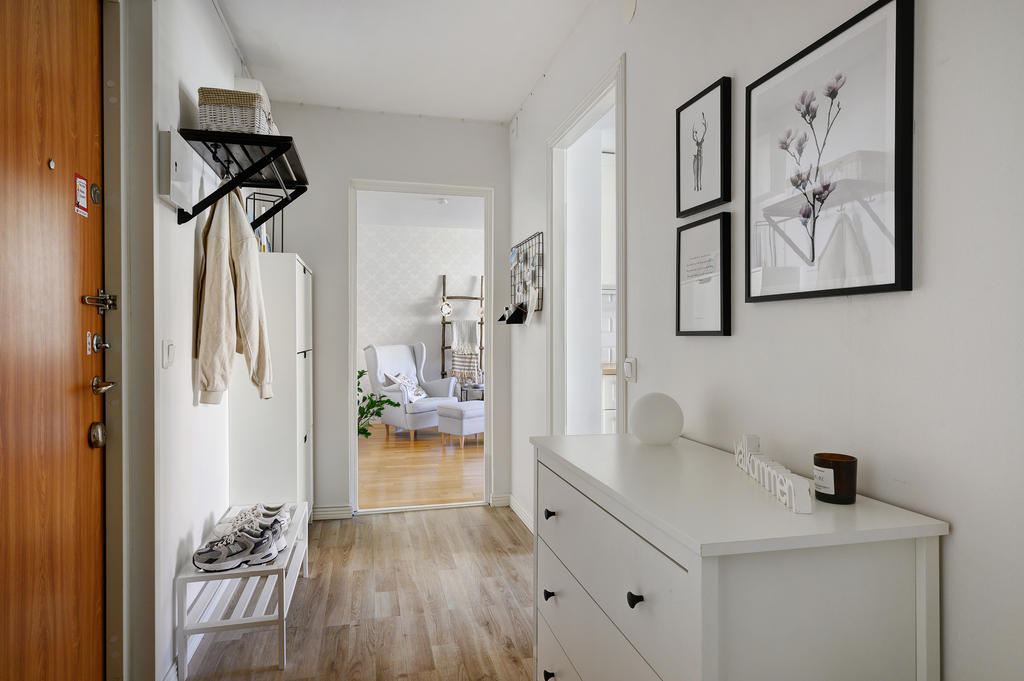 I hallen finns det gott om plats för att hänga av sig ytterkläderna och förvaringsmöbel 