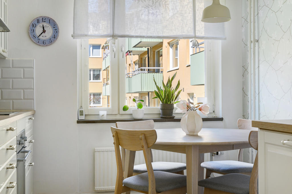 Maplats vid fönstret