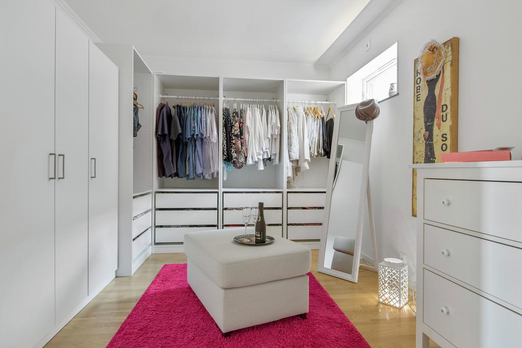 Stor och lyxig walk- in- closet