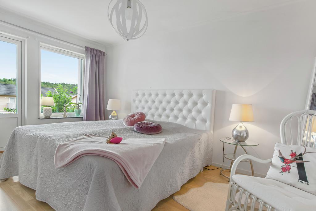 Sovrum 2 som används som bostadens master bedroom med utgång till uteplats på husets baksida