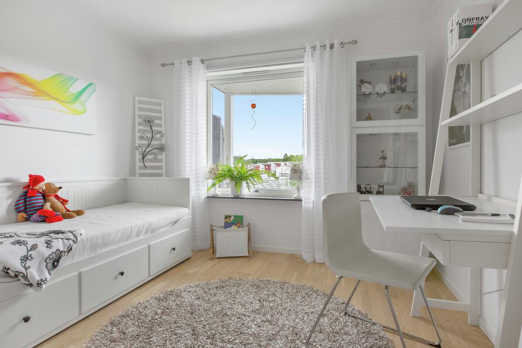 En trappa ner finner vi sovrum 1 som också lämpar sig utmärkt som ett barnrum/gästrum/kontor