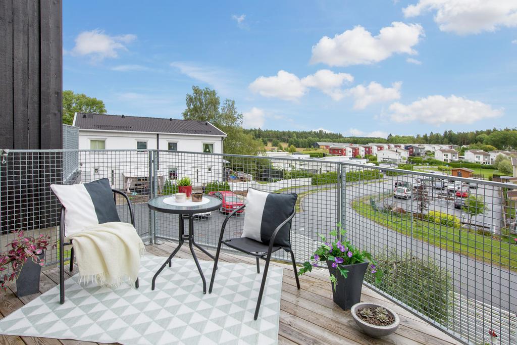 Balkong med fantastisk utsikt över det nedre bostadsområdet