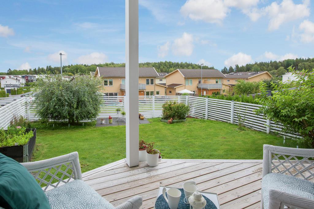 Här kan man möblera med en lounge- möbel och njuta av den trevliga atmosfär som omger området
