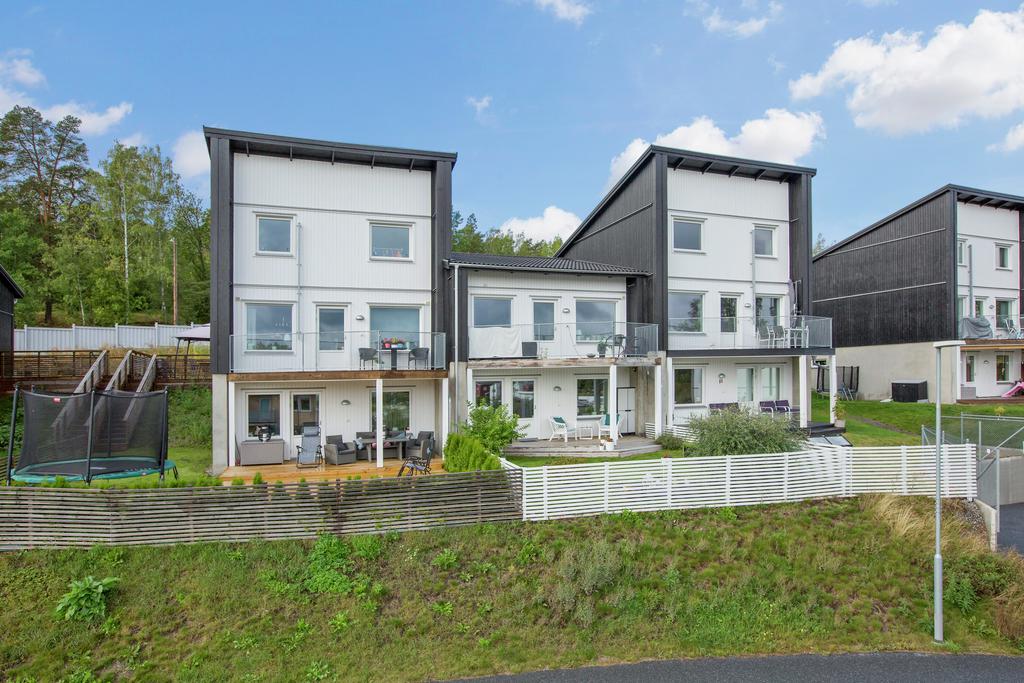 Vy mot baksidan av radhuset
