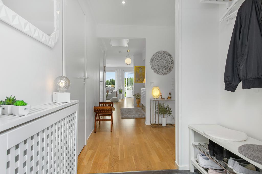 Den välkomnande hallen där det till vänster innanför dörren finns en stor klädkammare som också kan låtas göras om till ett kontor/gästrum/barnrum