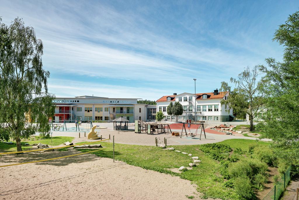 Bollstanäs skola har cirka 500 elever från förskoleklass till årskurs 5. Skolan är en blandning av gammalt och nytt. Huvudbyggnaden invigdes redan i början av 1930-talet. Kring huvudbyggnaden har nu en helt ny skola byggts upp. Skolan ligger vackert beläget vid Norrvikens strand.