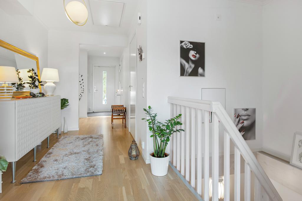 Vy från vardagsrum mot hall